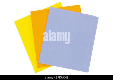 Gros plan sur les tissus super absorbants de couleur orange bleu jaune. Tissu absorbant isolé sur blanc Banque D'Images