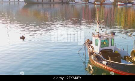 Bateaux de pêche amarrés dans l'ancien port d'Imperia Oneglia En Ligurie - Italie Banque D'Images