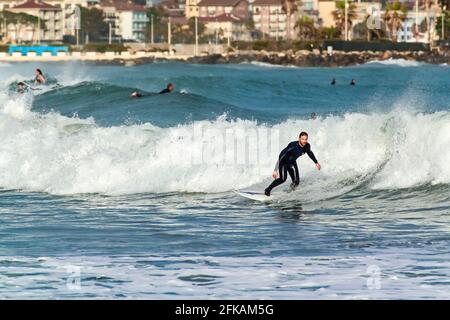 Imperia, Italie, 08/11/2020: Surfeur professionnel en formation en mer Ligurienne Banque D'Images