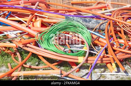 Pile de câbles restants, déchets attendant d'être ramassés Banque D'Images