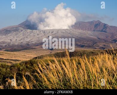 Cratère de Nakadake fumant couvert de cendres volcaniques après 2016 tremblements de terre et éruption de Kumamoto - Parc national d'Aso-Kuju, préfecture de Kumamoto, Japon Banque D'Images