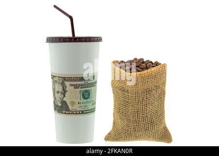 Gobelet en papier blanc avec billets de banque en dollars américains à un sac de chanvre de grains de café torréfiés isolés sur arrière-plan blanc Banque D'Images