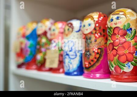 Rangée de poupées imbriquées multicolores Banque D'Images