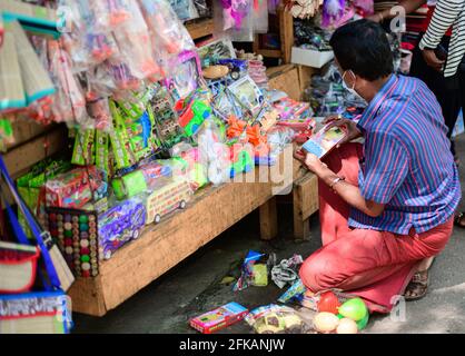 Ella, Sri Lanka - 04 15 2021: Vendeur de rue et sa boutique de jouets et de cadeaux près de la Rawana Ella. Banque D'Images