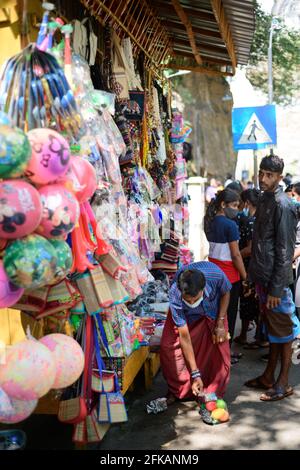 Ella, Sri Lanka - 04 15 2021: Vendeur de rue et sa boutique de jouets et de cadeaux près de la Rawana Ella. Banque D'Images