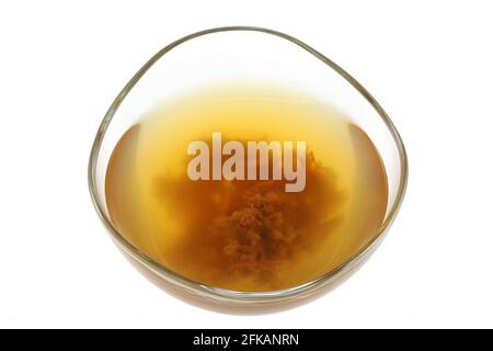 Un bol de vinaigre de cidre de pomme biologique cru et non filtré avec enzymes mères Banque D'Images