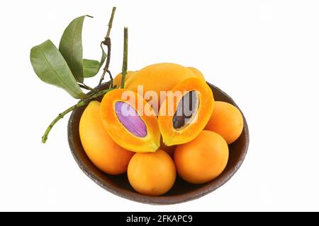 Gros plan de Plum Marian mûr ( Maprang, Plum Mango, Gandaria) avec une pièce coupée en deux Banque D'Images