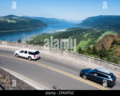 Corbett, OREGON, États-Unis - 23 juillet 2017 : voitures roulant le long d'une route pittoresque près de Crown point Vista House dans la gorge du fleuve Columbia Banque D'Images