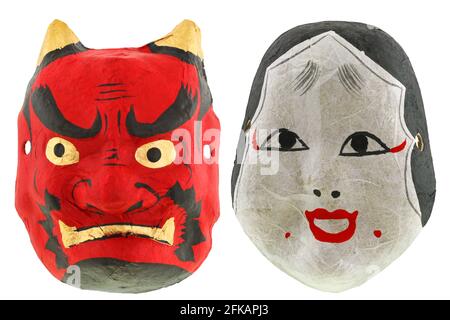 Masques de théâtre japonais traditionnels masque de diable rouge Oni Daemon et masque okame otafuku, isolés sur blanc Banque D'Images