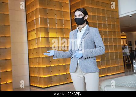 Une réceptionniste sympathique accueille les clients dans le hall Banque D'Images