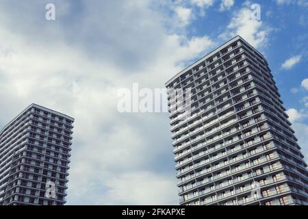 Minsk, Bélarus - août 2019. Deux appartements modernes sur fond bleu ciel. Banque D'Images