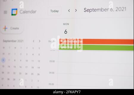 New york, Etats-Unis - 17 février 2021: Labor Day 6 de septembre sur google calendrier sur l'écran d'ordinateur portable vue rapprochée. Banque D'Images