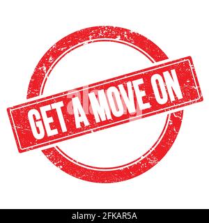DÉPLACEZ-VOUS SUR du texte sur un timbre rouge rond de style vintage. Banque D'Images