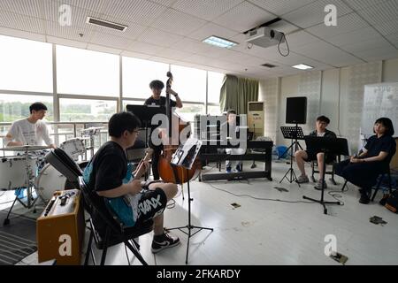 (210430) -- CHENGDU, le 30 avril 2021 (Xinhua) -- les étudiants du département de Jazz ont une classe au Sichuan Conservatory of Music à Chengdu, dans la province du Sichuan, dans le sud-ouest de la Chine, le 27 avril 2021. Elad Sobol, musicien de jazz de Los Angeles, est connu en Chine sous le nom chinois de 'Song Yuxiang' ou 'Teacher Song'. Il est professeur étranger au département de jazz du Sichuan Conservatory of Music's Pop Conservatory et est également musicien de jazz encore actif sur la scène. Au cours des six dernières années, il a fait tomber plus de gens amoureux du jazz grâce à des cours, des conférences et des spectacles de groupe. À t Banque D'Images