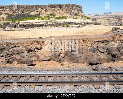 Voies ferrées longeant le mur du canyon dans le parc national de Columbia Hills - WA, États-Unis Banque D'Images