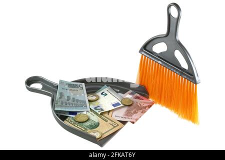 Une brosse à poussière orange à côté d'un bac à poussière avec euro et dollar américain Banque D'Images