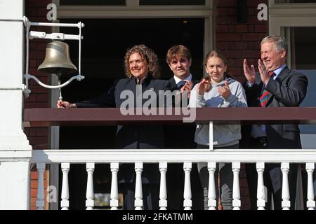 La famille du capitaine Sir Tom Moore (de gauche à droite), la fille Hannah Ingram-Moore, les petits-enfants Benjie et la Géorgie, et le gendre Colin, au terrain de cricket de Lord à Londres, sonnant la célèbre cloche pour lancer officiellement le week-end du capitaine Tom 100. Date de la photo: Vendredi 30 avril 2021. Banque D'Images