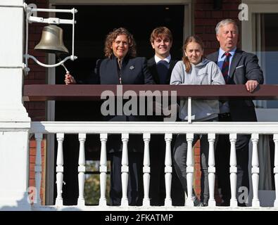 La famille du capitaine Sir Tom Moore (de gauche à droite), la fille Hannah Ingram-Moore, les petits-enfants Benjie et la Géorgie, et le gendre Colin, au terrain de cricket de Lord à Londres, sonnant la célèbre cloche pour lancer officiellement le week-end du capitaine Tom 100. Date de la photo: Vendredi 30 avril 2021. Banque D'Images