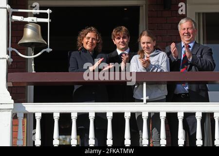 La famille du capitaine Sir Tom Moore (de gauche à droite), la fille Hannah Ingram-Moore, les petits-enfants Benjie et la Géorgie, et le gendre Colin, au terrain de cricket de Lord à Londres, sonnant la célèbre cloche pour lancer officiellement le week-end du capitaine Tom 100. Date de la photo: Vendredi 30 avril 2021. Banque D'Images