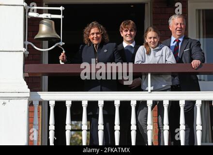 La famille du capitaine Sir Tom Moore (de gauche à droite), la fille Hannah Ingram-Moore, les petits-enfants Benjie et la Géorgie, et le gendre Colin, au terrain de cricket de Lord à Londres, sonnant la célèbre cloche pour lancer officiellement le week-end du capitaine Tom 100. Date de la photo: Vendredi 30 avril 2021. Banque D'Images