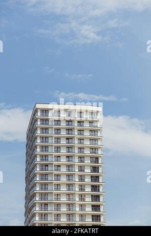 Minsk, Bélarus - août 2019 : immeuble résidentiel moderne contre le ciel bleu Banque D'Images