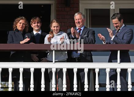 La famille du capitaine Sir Tom Moore (de gauche à droite), la fille Hannah Ingram-Moore, les petits-enfants Benjie et la Géorgie, et le gendre Colin, avec Guy Lavedar, le chef de l'exécutif du MCC, au terrain de cricket de Lord à Londres, sonnant la célèbre cloche pour lancer officiellement le week-end du capitaine Tom 100. Date de la photo: Vendredi 30 avril 2021. Banque D'Images