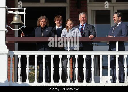 La famille du capitaine Sir Tom Moore (de gauche à droite), la fille Hannah Ingram-Moore, les petits-enfants Benjie et la Géorgie, et le gendre Colin, avec Guy Lavedar, le chef de l'exécutif du MCC, au terrain de cricket de Lord à Londres, sonnant la célèbre cloche pour lancer officiellement le week-end du capitaine Tom 100. Date de la photo: Vendredi 30 avril 2021. Banque D'Images