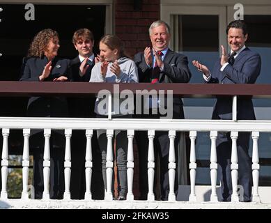 La famille du capitaine Sir Tom Moore (de gauche à droite), la fille Hannah Ingram-Moore, les petits-enfants Benjie et la Géorgie, et le gendre Colin, avec Guy Lavedar, le chef de l'exécutif du MCC, au terrain de cricket de Lord à Londres, sonnant la célèbre cloche pour lancer officiellement le week-end du capitaine Tom 100. Date de la photo: Vendredi 30 avril 2021. Banque D'Images