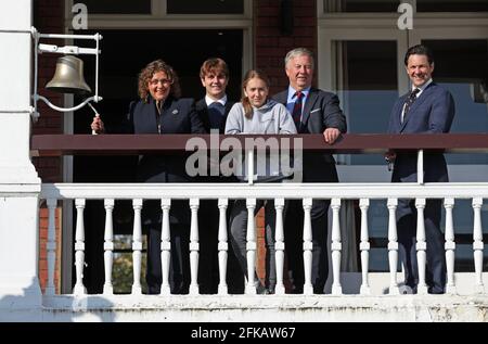 La famille du capitaine Sir Tom Moore (de gauche à droite), la fille Hannah Ingram-Moore, les petits-enfants Benjie et la Géorgie, et le gendre Colin, avec Guy Lavedar, le chef de l'exécutif du MCC, au terrain de cricket de Lord à Londres, sonnant la célèbre cloche pour lancer officiellement le week-end du capitaine Tom 100. Date de la photo: Vendredi 30 avril 2021. Banque D'Images