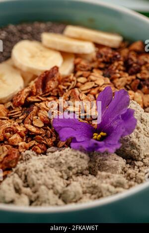 Bol à smoothie avec graines de bananes et granola de la halva Banque D'Images