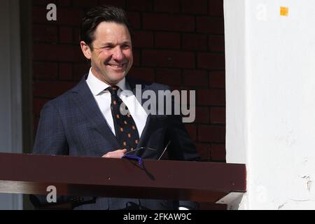 Guy Lavender, le chef de la direction du MCC, assiste à la sonnerie de la célèbre cloche pour lancer officiellement le week-end du capitaine Tom 100 au terrain de cricket de Lord à Londres. Date de la photo: Vendredi 30 avril 2021. Banque D'Images