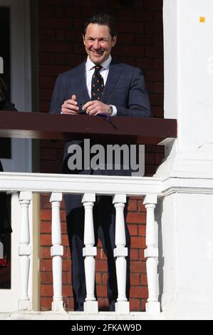 Guy Lavender, le chef de la direction du MCC, assiste à la sonnerie de la célèbre cloche pour lancer officiellement le week-end du capitaine Tom 100 au terrain de cricket de Lord à Londres. Date de la photo: Vendredi 30 avril 2021. Banque D'Images