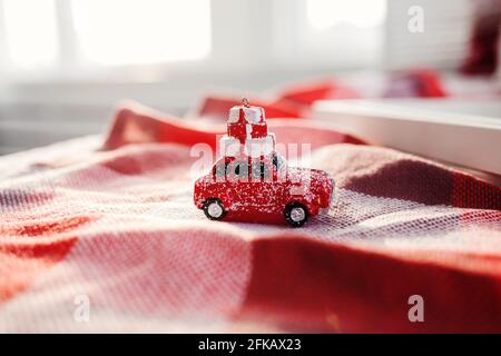 Rétro rouge petite voiture offrant des cadeaux de Noël ou Nouvel An Banque D'Images