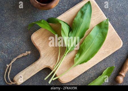 Feuilles d'ail frais sauvages sur une table, vue du dessus Banque D'Images