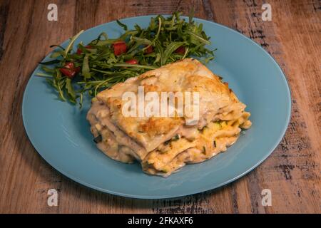 Recette pour lasagnes végétariennes avec fromage de chèvre et arugula Banque D'Images