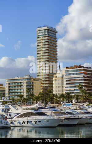 Alicante, Espagne. 21 novembre 2020. L'hôtel Gran sol est un gratte-ciel emblématique situé à Alicante terminé en 1971. Banque D'Images
