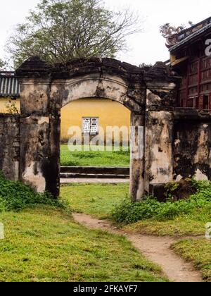 Hue, Vietnam - 11 mars 2016 : à l'intérieur de la ville impériale de Hue, ancienne résidence des dirigeants du Vietnam et de l'UNESCO WHS. Le palais a subi de lourds dégâts Banque D'Images