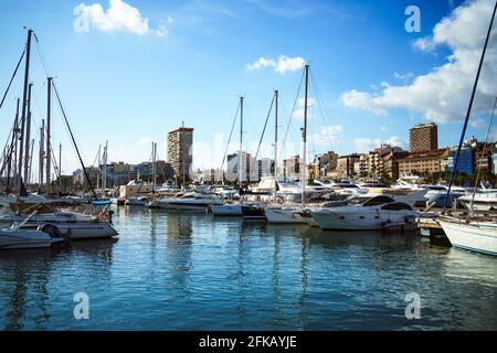 Alicante, Espagne. 21 novembre 2020. Des yatches de loisirs dans le port de plaisance d'Alicante. Jour ensoleillé. Banque D'Images