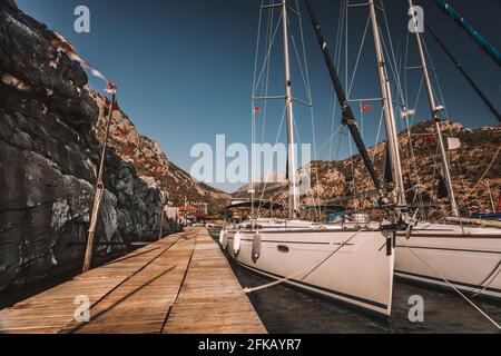 Photo d'un marin amarré dans le port en Sunny Day. Beau temps chaud sur Beach Resort. Vacances d'été actives. Turquie Banque D'Images