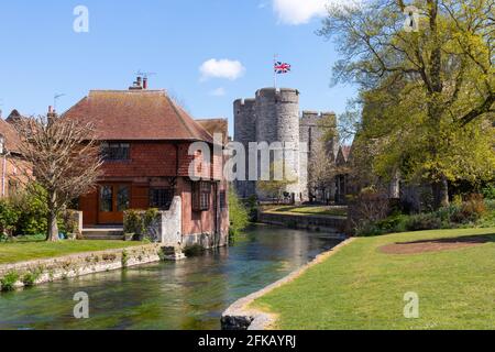 Grande rivière stour, westgate, portier médiéval, porte et tour, canterbury, kent, royaume-uni Banque D'Images