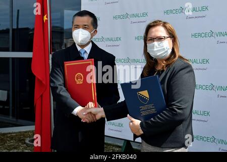 Sarajevo, Bosnie-Herzégovine (Bosnie-Herzégovine). 29 avril 2021. L'Ambassadeur de la Chine en Bosnie-Herzégovine (Bosnie-Herzégovine), Ji Ping (L), et le Ministre des affaires civiles de la Bosnie-Herzégovine, Ankica Gudeljevic, assistent à une cérémonie de remise des vaccins chinois à Sarajevo (Bosnie-Herzégovine), le 29 avril 2021. Un lot de vaccin COVID-19 donné par la Chine et produit par Sinopharm a été livré en Bosnie-Herzégovine (Bosnie-Herzégovine), a déclaré jeudi le Ministère des Affaires civiles de la Bosnie-Herzégovine. Crédit: Nedim Grabovica/Xinhua/Alay Live News Banque D'Images