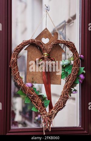 Élégante couronne de noël à coeur rouge, décoration moderne sur le devant du magasin ou sur la façade du bâtiment Banque D'Images