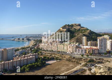 Vue sur le port d'Alicante et le château de Santa Barbara depuis la Serra Grossa par beau temps. Banque D'Images