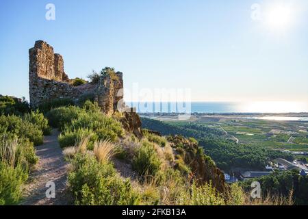 Derniers vestiges d'un château en ruines au sommet d'une montagne, Almenara, Espagne Banque D'Images