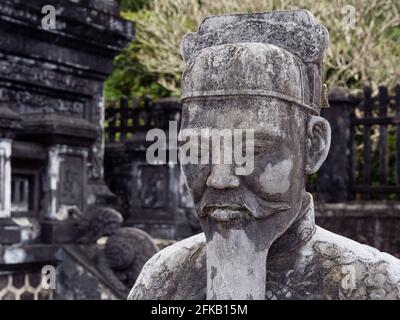 Hue, Vietnam - 12 mars 2016 : statues en pierre sur le terrain du tombeau Khai Ding, un des tombeaux impériaux de Hue Banque D'Images
