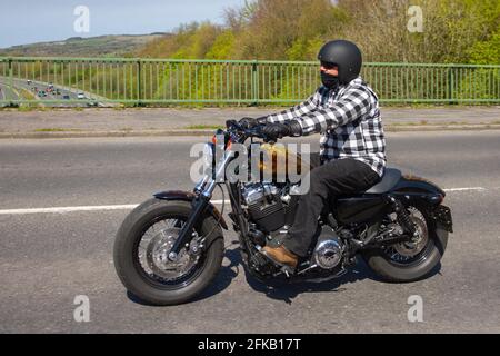 Harley Davidson XL 2011 1200X quarante-huit ; motard ; transport à deux roues, motos, véhicule, Routes, motos, motocyclistes motards en voiture à Chorley, Royaume-Uni Banque D'Images