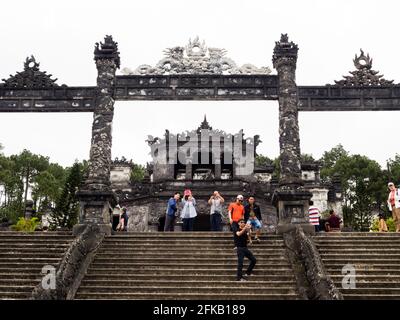 Hue, Vietnam - 12 mars 2016 : les touristes prennent des photos à l'entrée du tombeau Khai Ding, un des tombeaux impériaux de Hue Banque D'Images