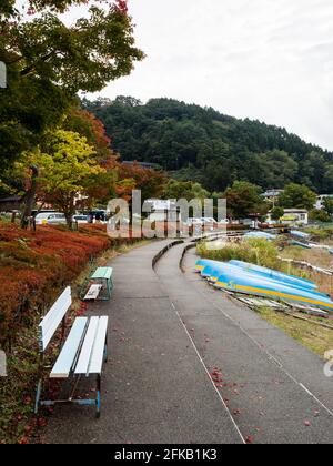 Fujikawagichiko, Japon - 17 octobre 2017 : promenade au bord du lac Kawaguchiko près du parc Rinsaku et de la station de téléphérique Banque D'Images