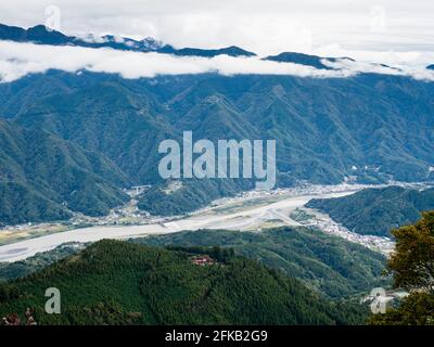 Vue panoramique sur la vallée du Fuji depuis le sommet du mont Minobu - préfecture de Yamanashi, Japon Banque D'Images