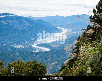 Vue panoramique sur la vallée du Fuji depuis le sommet du mont Minobu - préfecture de Yamanashi, Japon Banque D'Images